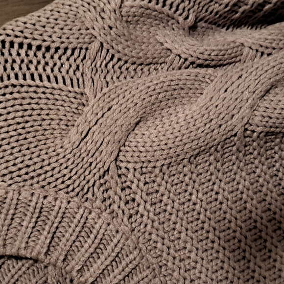 💥HP💥New Gray Cable Knit Sweater 💌price dropped - Picture 8 of 8